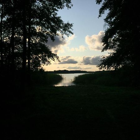 Domek Nad Jeziorem Otalzyno Pomieczyno Экстерьер фото